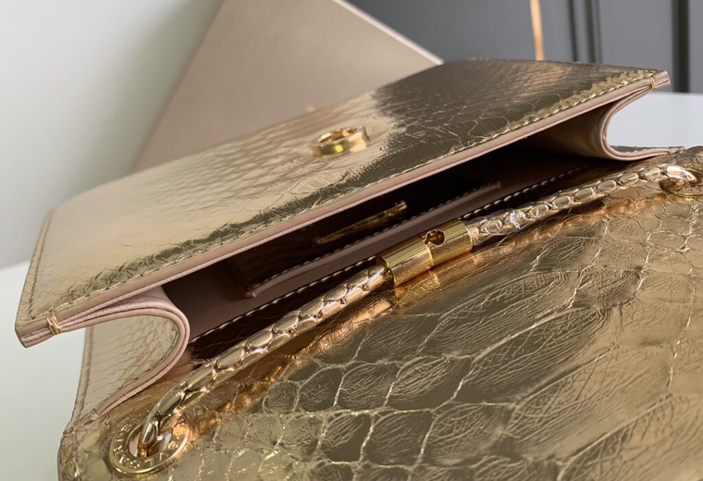 宝格丽 BVLGARI Serpenti Baia 肩包 Forever小号斜挎包 金色Molten蟒蛇皮单肩包 – Image 13 宝格丽 BVLGARI Serpenti Baia 肩包 Forever小号斜挎包 金色Molten蟒蛇皮单肩包 – Image 13