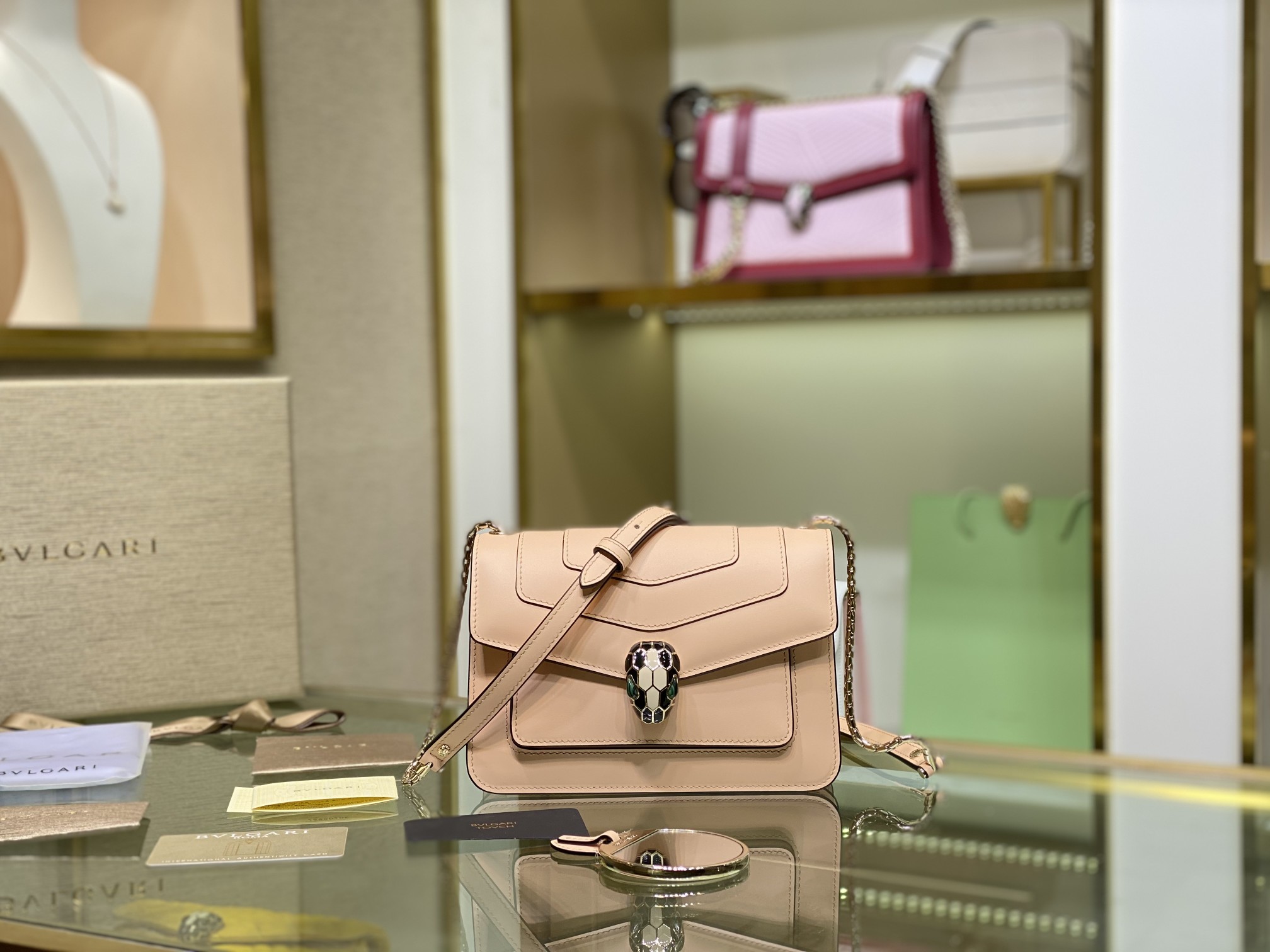 BVLGARI 宝格丽 Serpenti Forever 经典蛇头包 雏菊花托帕石色小牛皮单肩斜挎包19cm – Image 7 BVLGARI 宝格丽 Serpenti Forever 经典蛇头包 雏菊花托帕石色小牛皮单肩斜挎包19cm – Image 7