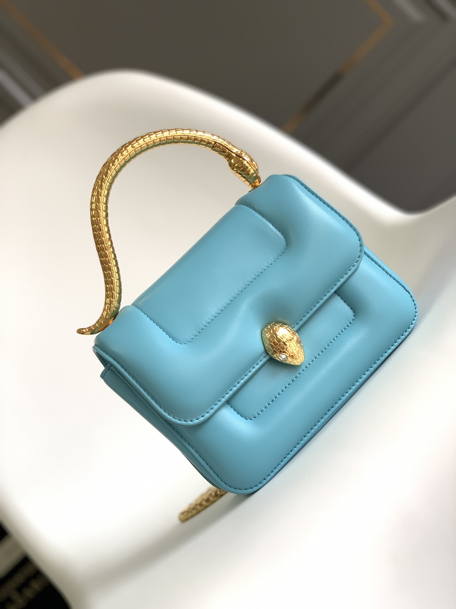 宝格丽 BVLGARI x Mary Katrantzou 联名女包 奢华金属蛇形手柄蛇头链条包 19.2cm – Image 6 宝格丽 BVLGARI x Mary Katrantzou 联名女包 奢华金属蛇形手柄蛇头链条包 19.2cm – Image 6