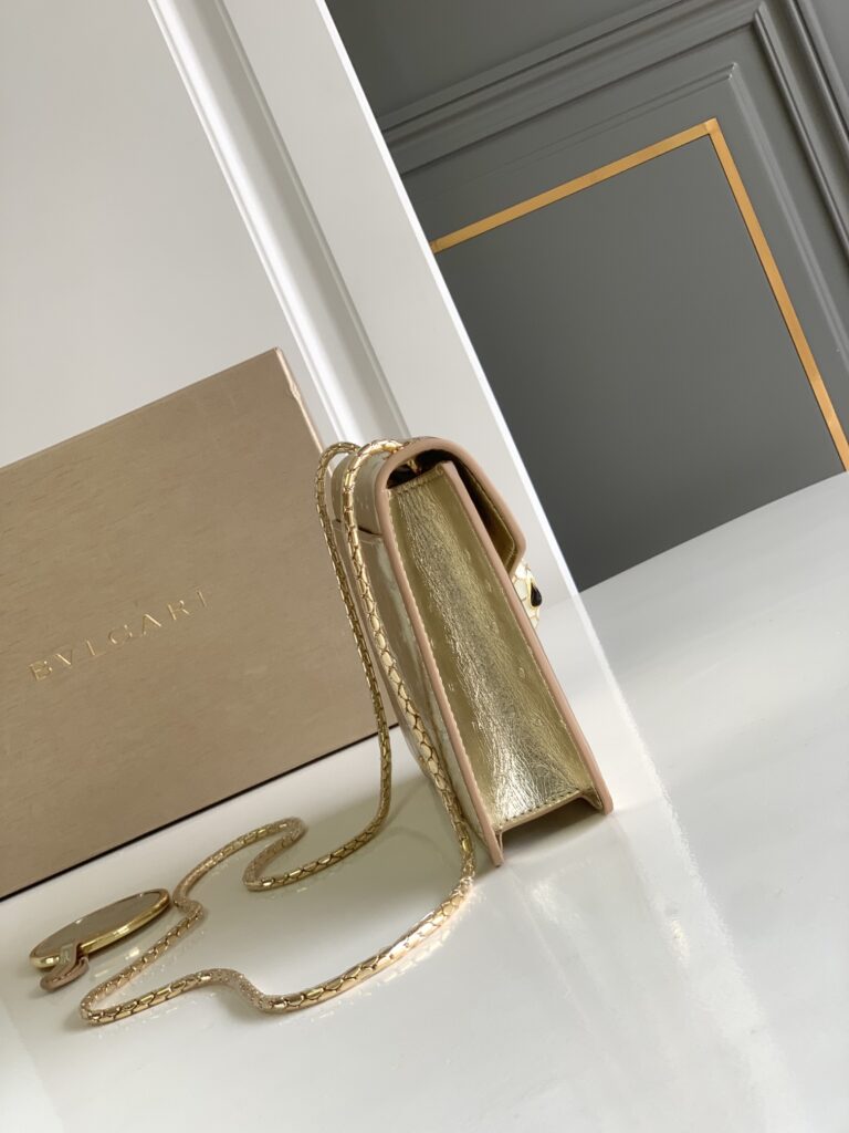 BVLGARI 宝格丽 SERPENTI FOREVER系列蛇头包 浅金/翠绿鸵鸟纹牛皮单肩手提包 3种尺寸 – Image 15 BVLGARI 宝格丽 SERPENTI FOREVER系列蛇头包 浅金/翠绿鸵鸟纹牛皮单肩手提包 3种尺寸 – Image 15