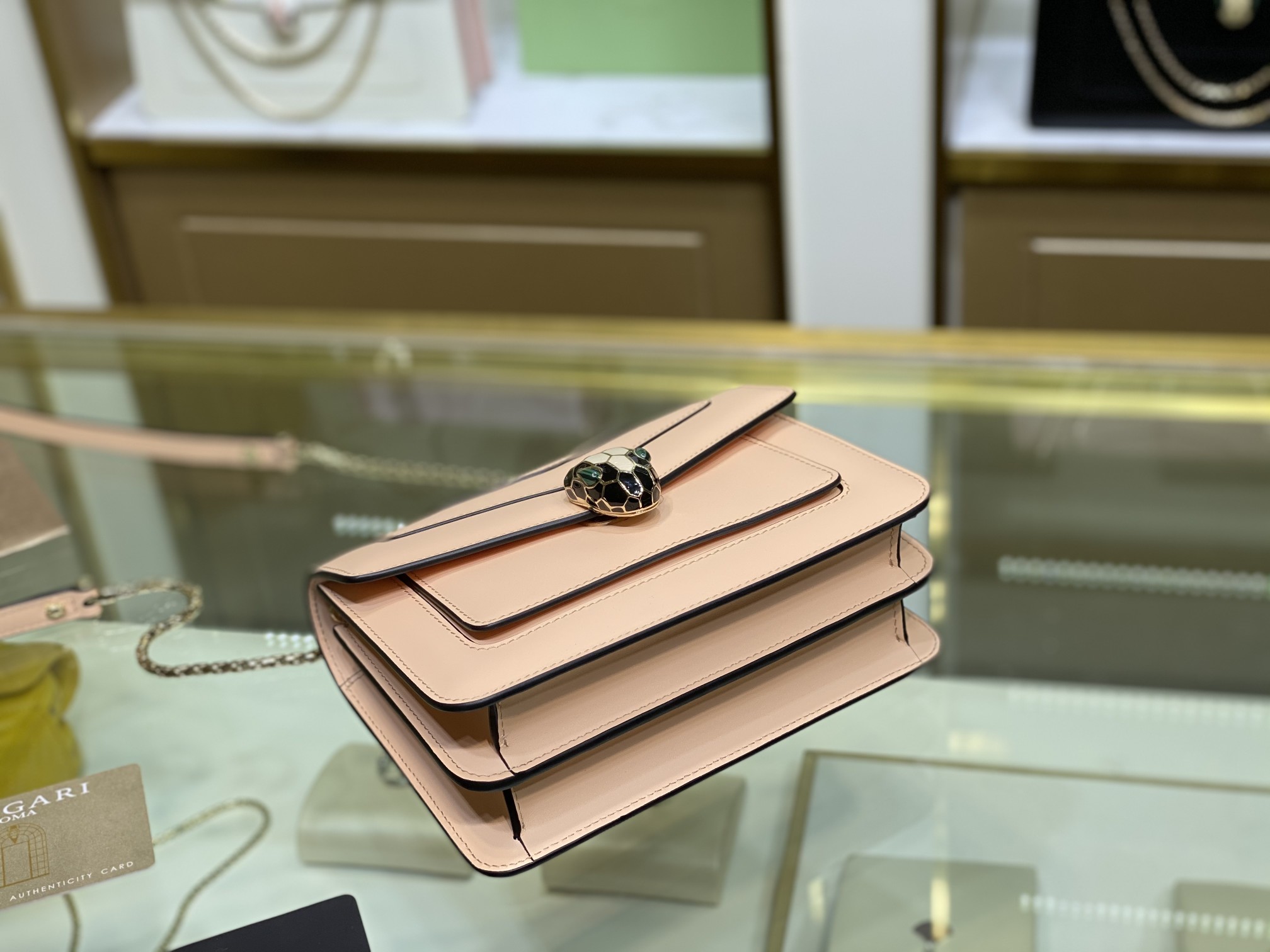 BVLGARI 宝格丽 Serpenti Forever 经典蛇头包 雏菊花托帕石色小牛皮单肩斜挎包19cm – Image 8 BVLGARI 宝格丽 Serpenti Forever 经典蛇头包 雏菊花托帕石色小牛皮单肩斜挎包19cm – Image 8