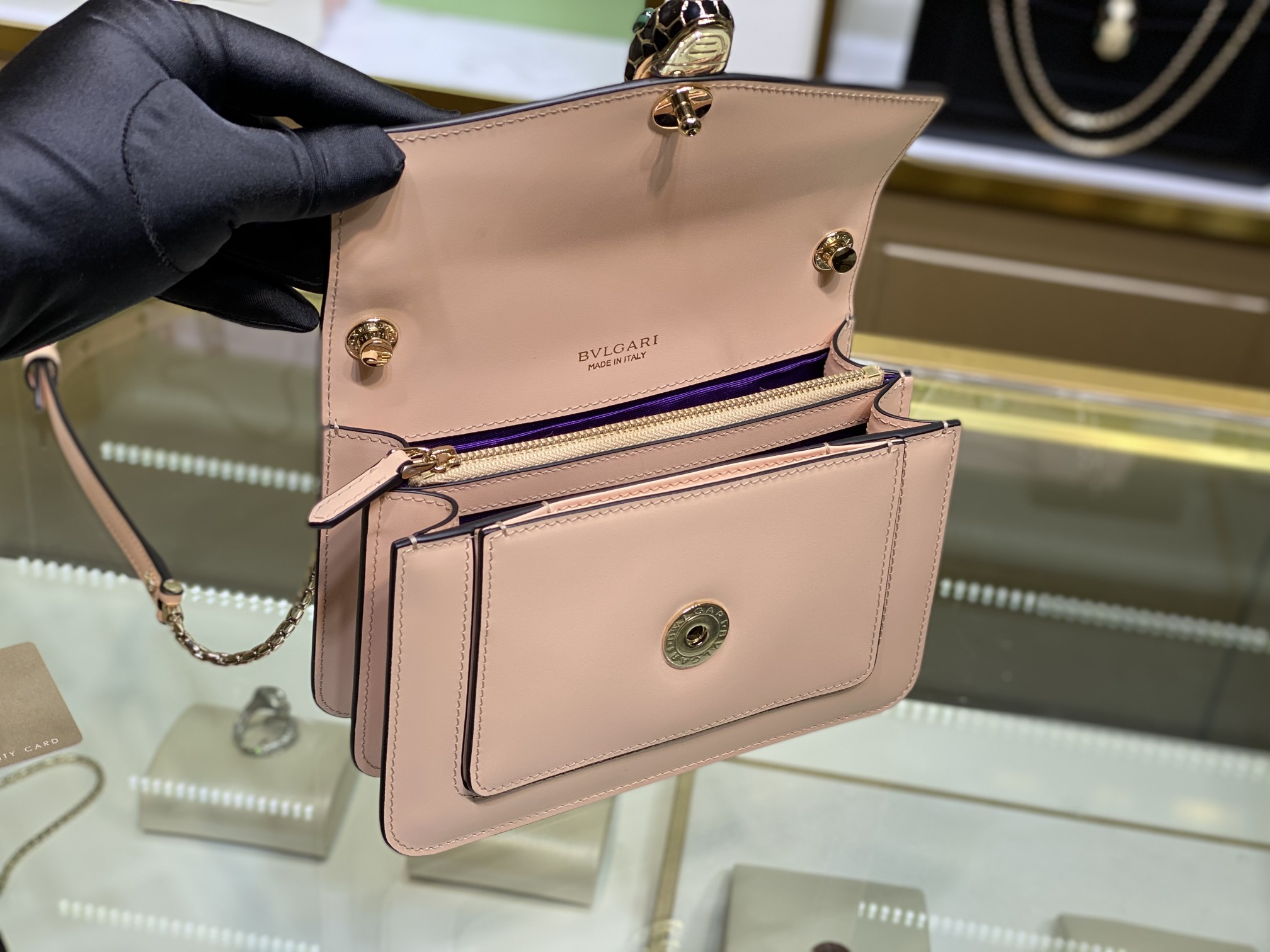 BVLGARI 宝格丽 Serpenti Forever 经典蛇头包 雏菊花托帕石色小牛皮单肩斜挎包19cm – Image 9 BVLGARI 宝格丽 Serpenti Forever 经典蛇头包 雏菊花托帕石色小牛皮单肩斜挎包19cm – Image 9