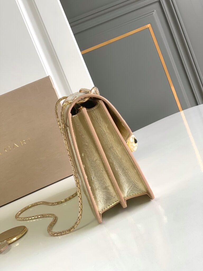 BVLGARI 宝格丽 SERPENTI FOREVER系列蛇头包 浅金/翠绿鸵鸟纹牛皮单肩手提包 3种尺寸 – Image 4 BVLGARI 宝格丽 SERPENTI FOREVER系列蛇头包 浅金/翠绿鸵鸟纹牛皮单肩手提包 3种尺寸 – Image 4
