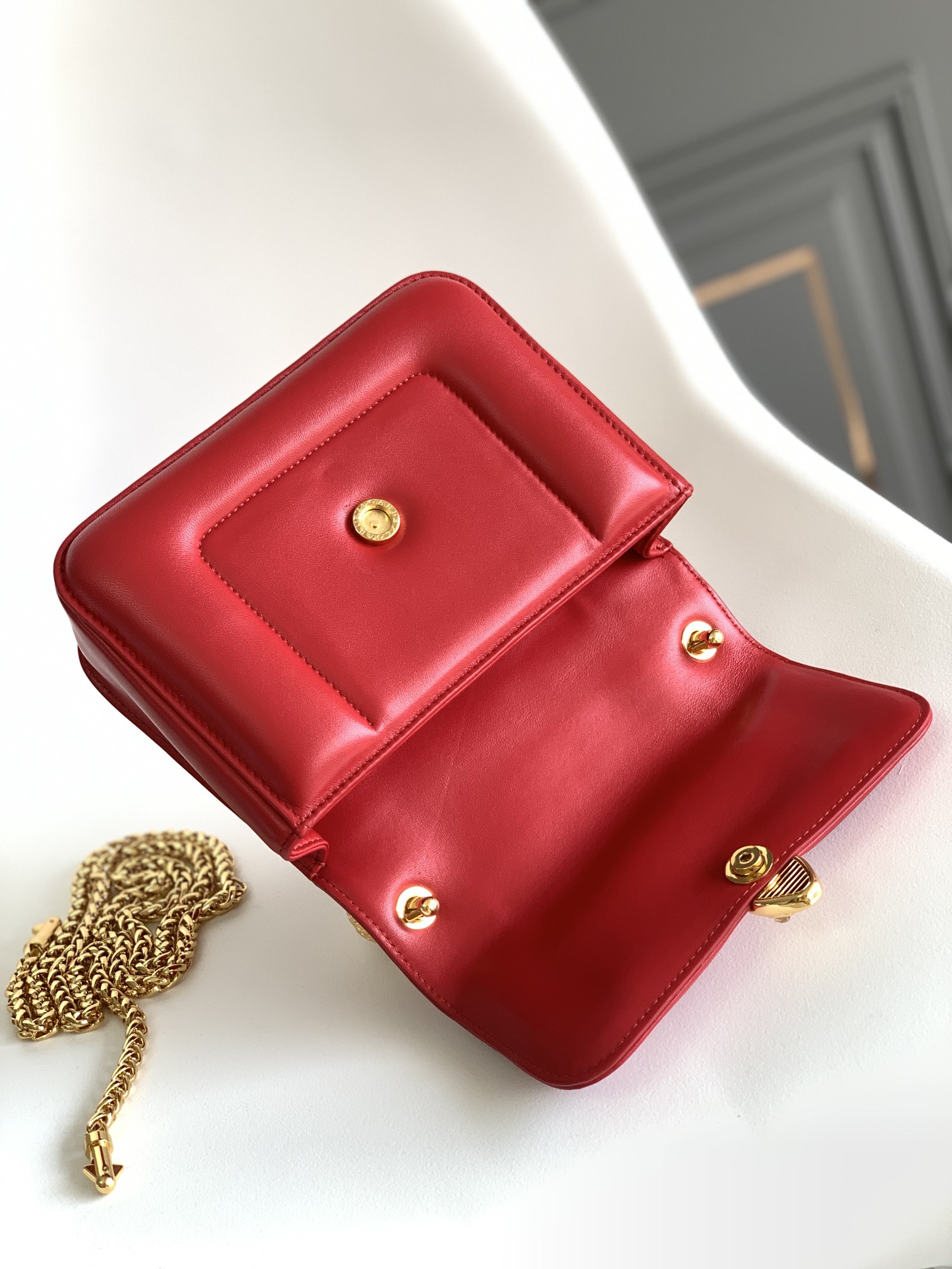 宝格丽 BVLGARI x Mary Katrantzou 联名女包 奢华金属蛇形手柄蛇头链条包 19.2cm – Image 13 宝格丽 BVLGARI x Mary Katrantzou 联名女包 奢华金属蛇形手柄蛇头链条包 19.2cm – Image 13