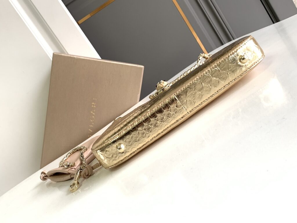 宝格丽 BVLGARI Serpenti Baia 肩包 Forever小号斜挎包 金色Molten蟒蛇皮单肩包 – Image 4 宝格丽 BVLGARI Serpenti Baia 肩包 Forever小号斜挎包 金色Molten蟒蛇皮单肩包 – Image 4