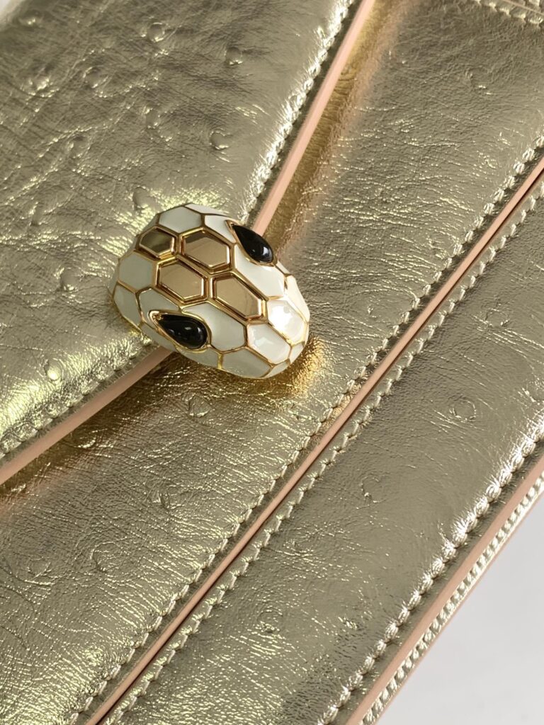 BVLGARI 宝格丽 SERPENTI FOREVER系列蛇头包 浅金/翠绿鸵鸟纹牛皮单肩手提包 3种尺寸 – Image 6 BVLGARI 宝格丽 SERPENTI FOREVER系列蛇头包 浅金/翠绿鸵鸟纹牛皮单肩手提包 3种尺寸 – Image 6