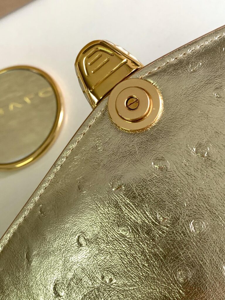 BVLGARI 宝格丽 SERPENTI FOREVER系列蛇头包 浅金/翠绿鸵鸟纹牛皮单肩手提包 3种尺寸 – Image 7 BVLGARI 宝格丽 SERPENTI FOREVER系列蛇头包 浅金/翠绿鸵鸟纹牛皮单肩手提包 3种尺寸 – Image 7
