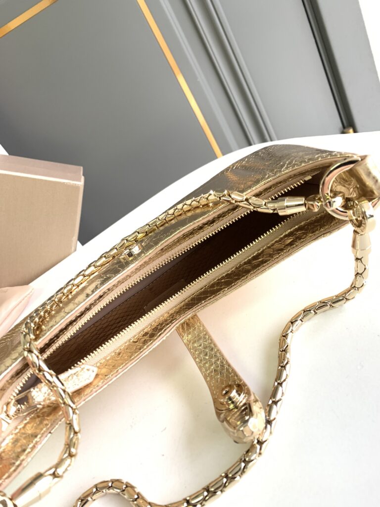 宝格丽 BVLGARI Serpenti Baia 肩包 Forever小号斜挎包 金色Molten蟒蛇皮单肩包 – Image 6 宝格丽 BVLGARI Serpenti Baia 肩包 Forever小号斜挎包 金色Molten蟒蛇皮单肩包 – Image 6